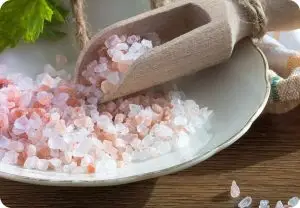 Himalayan salt with a wodden spoon
