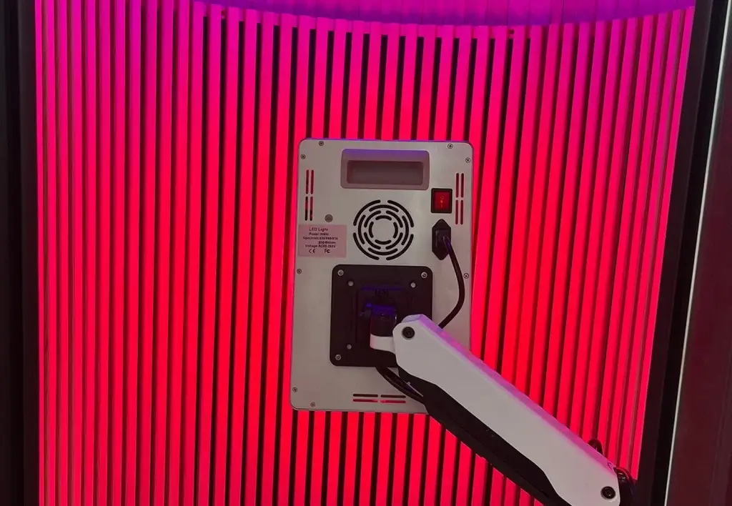 07_red_light_panel_mount