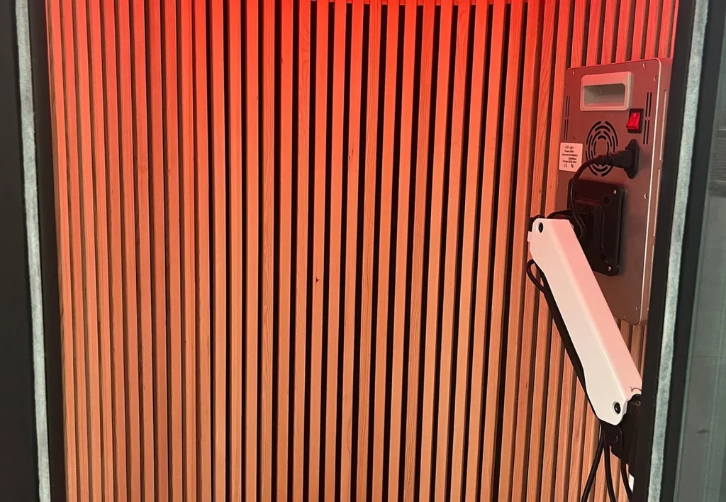 08_interior_red_light_panel